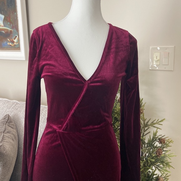 This is a Windsor wine color velvet dress in a size Small never worn - Picture 2 of 5